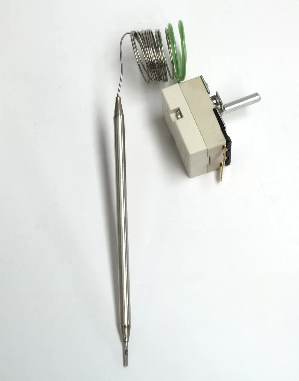 Regelthermostat von Daikin mit einem langen, metallischen Sensor und einem Gehäuse, das eine Bedieneinheit und Anschlüsse zeigt. Ausstattung für Temperaturregelung.